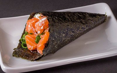 delivery_0008_temaki-sushi-de-salmao-em-prato-branco