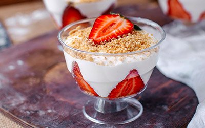 delivery_0011_sobremesa-de-morango-vista-frontal-dentro-de-copinhos-na-superficie-marrom