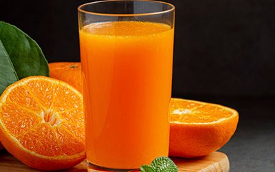 delivery_0012_suco-de-laranja-fresco-no-copo-em-fundo-escuro