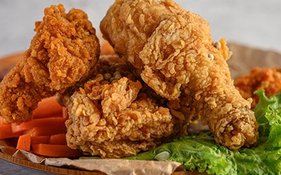 delivery_0033_frango-frito-crocante-em-um-prato-com-salada-e-cenoura